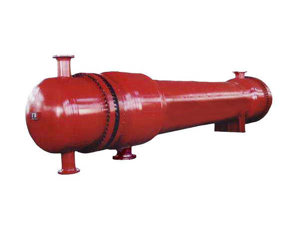 <b>浮頭式折流桿換熱器與冷凝器是一種新型高效的傳熱設備，具有防振性能強、流動(dòng)阻力小、不易結垢、傳熱性能好及表面溫度均勻等優(yōu)點(diǎn)。它不同于常用的弓形折流板換熱器，換熱管由桿系組成的折流圈支撐，從上下左右四個(gè)方位將管子固定。殼程流體平行于管束的軸向流動(dòng)，流動(dòng)阻力很小，一般是弓形板的1/7～1/9，因而可以提高殼程流速來(lái)增加殼程的湍流程度，從而強化傳熱。</b>