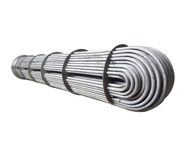 <b>U型管換熱器在換熱器中是唯一適用于高溫、高壓和高溫差的換熱器，特點(diǎn)如下： 1.以U型換熱管尾端的自由浮動(dòng)解決溫度差壓力，可用于高溫差，完全可以代替螺旋板換熱器； 2.只有一塊管板，加之法蘭的數量也少，故結構簡(jiǎn)單而且泄漏點(diǎn)少； 3.可以進(jìn)行抽芯清洗； 4.管板焊縫采用全自動(dòng)管板氬弧焊，美觀(guān)的同時(shí)保證質(zhì)量； 5.管程流速太高時(shí)，將會(huì )對U型彎管段產(chǎn)生嚴重的腐蝕，影</b>