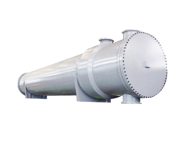 <b>目前，隨著(zhù)我國石油、化工、制藥、輕工業(yè)的蓬勃發(fā)展，各行業(yè)對冷凝設備的需求量越來(lái)越大，大型多效蒸發(fā)裝置隨著(zhù)處理量的增大對冷凝器的處理量要求也不斷增大，目前，國內現有的板式冷凝器已經(jīng)不能滿(mǎn)足特大型多效低溫板式蒸發(fā)裝置的配套需求，另外，管式冷凝器雖然可以做到很大的處理量，但是他的體積龐大、傳冷系數低、成本高，連清洗也不方便。</b>