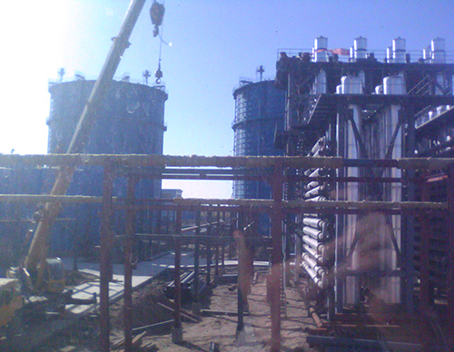 <b>我廠(chǎng)設計的甲酸鈉生產(chǎn)設備由造氣爐、蒸發(fā)器、中轉罐、反應罐等主要部件組成。該設備適用于年產(chǎn)1萬(wàn)噸-3萬(wàn)噸的企業(yè)。 適用于燃料、造紙、保險粉甲酸等行業(yè)。特殊規格可按用戶(hù)需求</b>